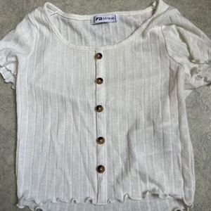 T-shirt  strl Xs - Skön T-shirt till vardag men även till stranden! Swipe för att se den på 😍 säljer för 50kr, köparen står för frakten