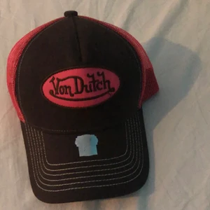 Von Dutch keps - Säljer den här Von Dutch kepsen som jag köpte här på plick för ett tag sen som inte har kommit till någon användning! Bilderna är från förra säljaren :) Man kan justera storleken på kepsen (det är bara att fråga om bild så kan jag skicka!)☺️