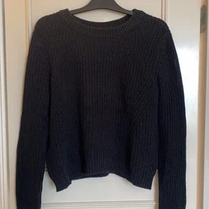 Stickad tröja - En svart stickad tröja i storlek M från H&M