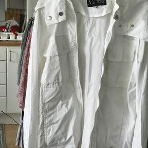 Vit Armani-jeans friluftsliv vit jacka Snygg med kapuschong. Storlek 36-38 köpt ganska länge sedan men använd 2 gånger tyget-polyester .