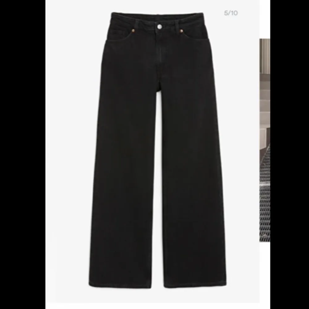 Svarta vida jeans från monki i modellen yoko. Strl 28💖skriv om du vill ha fler bilder/undrar något!. Jeans & Byxor.