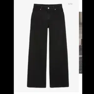 Svarta vida jeans från monki i modellen yoko. Strl 28💖skriv om du vill ha fler bilder/undrar något!