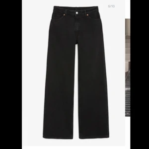 Yoko jeans monki - Svarta vida jeans från monki i modellen yoko. Strl 28💖skriv om du vill ha fler bilder/undrar något!