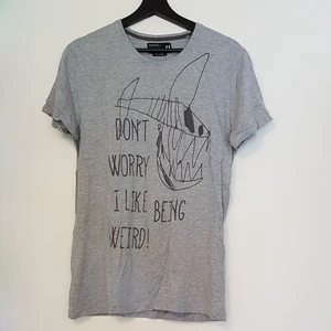 !Solid t-shirt - Grå t-shirt med texten "I like being weird". Aldrig använd.