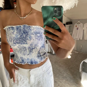 Superfin sommar topp - Hej! Säljer min superfina topp som köptes från H&M’s sommarkollektion 2019💕 toppen är i superskick! Storleken är S men passar i storlekar högre då den är i stretch✨ buda gärna!!Kolla gärna in min profil om du hittar något mer fint❤️ 