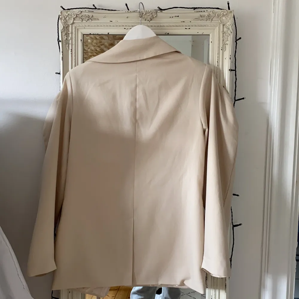 Beige superfin kavaj/blazer med ballongarmar. Superfin och knappt använd. Sälj pga att den väldigt sällan kommer till användning💛. Tröjor & Koftor.