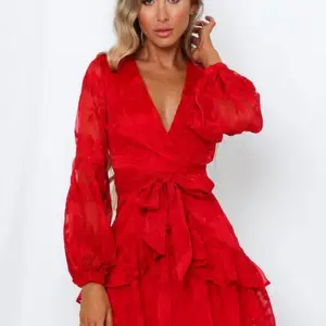 En röd klänning i storlek XS, aldrig använt klänningen! Skicka meddelande om du vill se klänningen på😊🥰