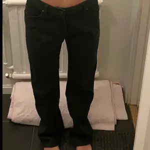 Gröna Wrangler jeans. Står ingen storlek men skulle uppskatta att dom är W 28 typ/ S/M. 💚 skriv för frågor 