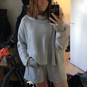 Stickad polotröja - Varm och gosig stickad polotröja perfekt på hösten. Inte slitskador alls och rikigt fin passform