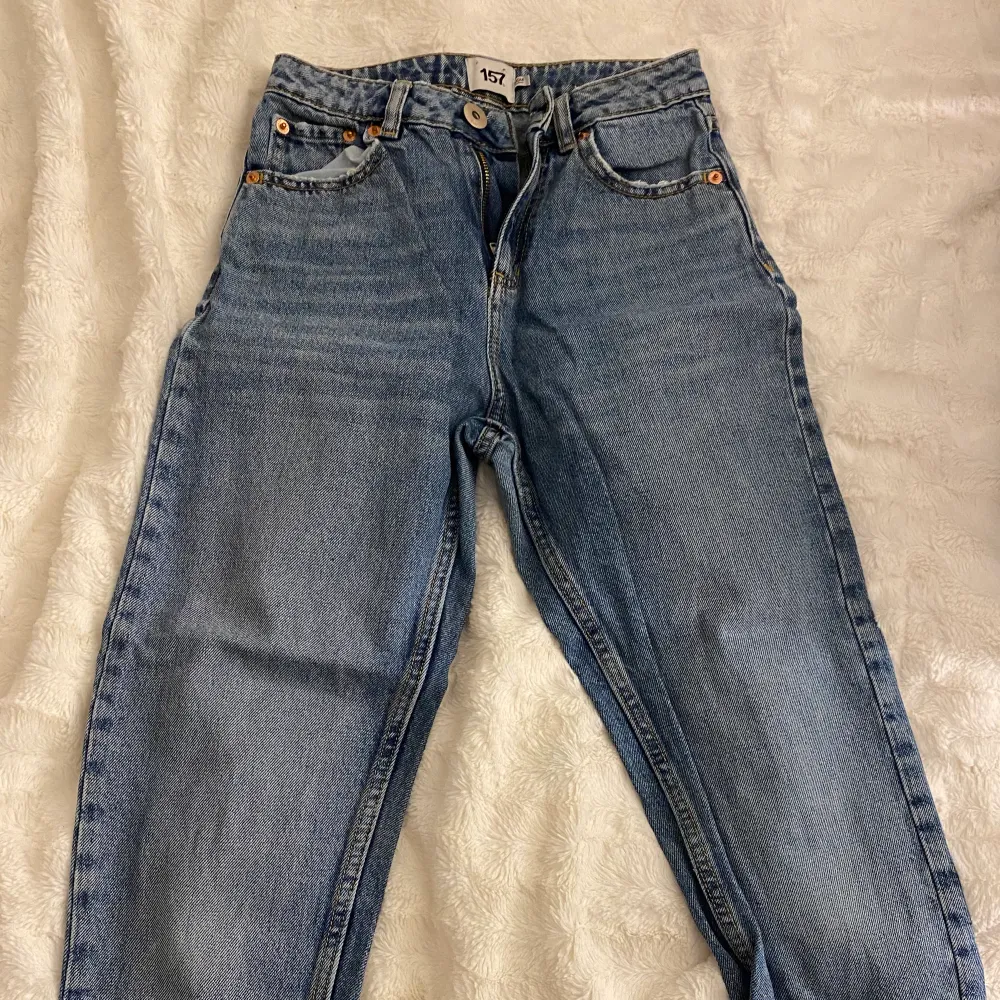 Basic mom jeans från lager i storlek xxs. Sitter snyggt på, säljer tyvärr då de är försmå. Köparen står för frakten! Skriv gärna privat om du har några frågor!💗. Jeans & Byxor.
