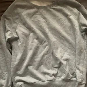 Säljer denna gråa sweatshirten från ginatricot för 59 kr ☺️💖