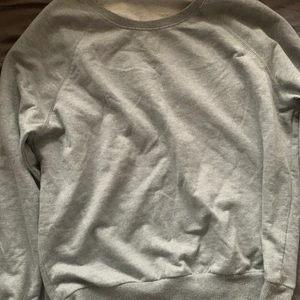 Grå sweatshirt  - Säljer denna gråa sweatshirten från ginatricot för 59 kr ☺️💖