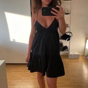 Svart klänning  - Jättefin svart klänning från zara! Säljer pga för liten för mig. Aldrig använd ENDAST testad. Nypris 349 kr, säljer för 200kr + frakt. 