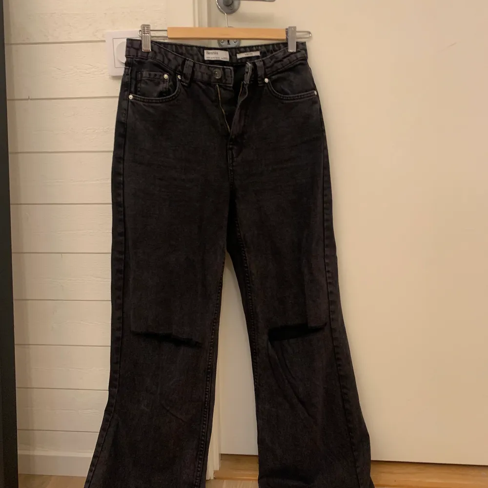 Oanvända svarta jeans med hål vid knäna från Berchka. Storlek 38. Jeans & Byxor.