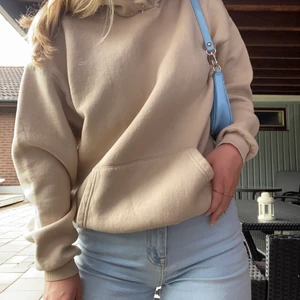BEIGE HOODIE - Säljer denna extremt snygga beiga hoodie för 150kr + frakt, köptes för 500kr! Hoodien är i storlek MEDIUM och den är även lite oversize i modellen vilket är så snyggt och trendigt! Skicket på hoodien är som ny, använd ett fåtal gånger. Hör gärna av dig om du har någon fråga eller är intresserad💛