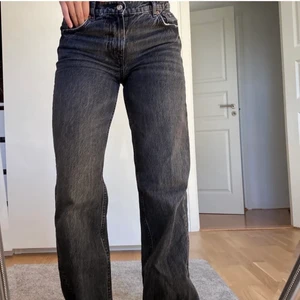 Mid Rise wide leg jeans zara - Lägger upp på nytt pga oseriösa köpare!! Säljer dessa super populära jeansen från zara som är helt slutsålda i modellen MID RISE WIDE LEG!💓 Jeansen är knappt använda och är klippta efter min längd (168)!! köparen står för frakt, VINNER MAN BUDGIVNINGEN SÅ MÅSTE MAN KÖPA  !! (nypris 400) !!  🌸🌸Köp direkt för 300kr + frakt🌸🌸