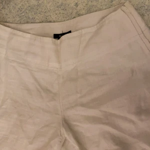 Linnebyxor - Linnebyxor från H&M i storlek 34! Säljer dessa byxor då dom inte passar mig! Kan fraktas och mötas upp (står dessutom inte för frakten) ❤️