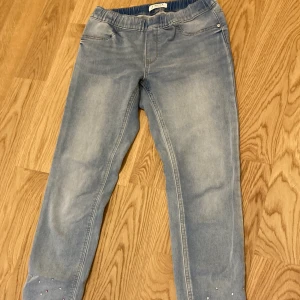 Leggings  - Leggings från Lindex köpta för ca 200kr aldrig vända jag gillar inte leggings så mycket men väldigt bra passform och fina diamanter på. Pris kan diskuteras 