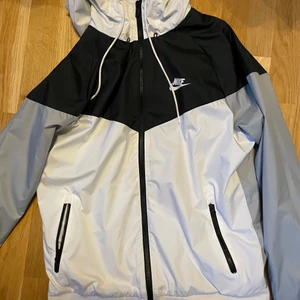 Nike vindjacka stl M - Säljer denna Nike vindjacka pga att den är för stor för mig. Aldrig använd och helt ny. 