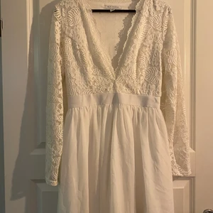 Finklänning - Superfin klänning från Nelly, inköpt för flera år sedan och använd vid 1 tillfälle. Fint skick och i storlek 40, skulle säga att den passar S-M. Köparen står för frakten!