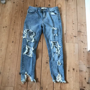Storlek s  - Här har ni ett par super snygga slitna jeans, sitter jättebra och är bekväma. Knappt använda, då dem är för små. Köparen står för frakt.