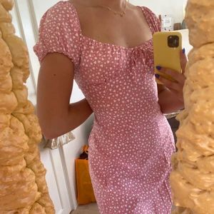 Gullig klänning 💘 - Säljer denna supergulliga klänningen 💘 jag är 170 cm och den passar perfekt till den längden. Helt ny!! Storlek S men passar större också. ✨ Bud från 100 kronor!! 💫 LÄGG BARA BUD OM DU KAN OCH VILL KÖPA 💫