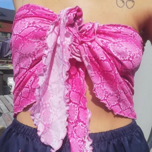 Knyttopp/kjol - 🦋Topp eller kjol, ett stretchigt tyg som går att använda och knyta på olika sätt. Samfraktar gärna! Kan också mötas upp i Göteborg och annars står köpare för frakt. 🦋