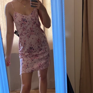 NLY Trend klänning - Rak klänning. Oanvänd med lappar kvar. Lätt, mjukt tyg.