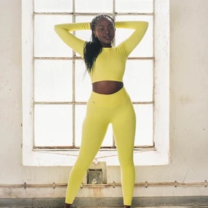 Aim’n Ribbed Seamless Set Sunshine stl M/L  - Superfint gult ribbat träningsset från Aimn. Slutsålt på hemsidan! Sommarens trendigaste träningskläder!   Byxorna är i stl M och toppen i stl L. Endast använt ett par gånger men måste sälja då det är för smått.  OBS! Upplever att de är små i storleken! Skulle snarare säga att byxan är en S/M och detsamma med toppen.