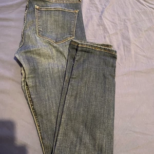 Jeans - Byxorna är köpte på hm för ett tag sedan. Har ingen änvönding av dom längre max använda 5 gånger. Köparen står för frakten. För fler bilder eller intresse skriv privat. Passar även om man har storlek S - XS. Storleken motsvarar S, XS, 34