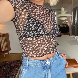 Cool topp i mesh från ASOS. Mycket sparsamt använd och i väldigt gott skick. Storlek 34, men passar mig som är 170cm och har S i vanliga fall. 