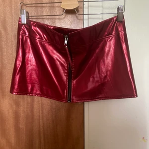 Lackkjol från “Lip Service”  - Mörkröd lackkjol från ”Lip service”. Sparsamt använd, begagnat skick. Storlek: S. 50 kr + frakt 48 kr, alternativt mötas upp i Göteborg. 