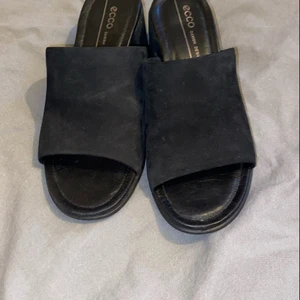 Ecco sandaler, slip ins - Jättefina slip ins från ecco i matt svart. Endast använda enstaka tillfällen, så gott som nya! Har inte hittat tillfälle att använda dem därav det goda skicket. 
