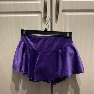 Konståkningskjol - En glittrig lila konståknings kjol, i st S 