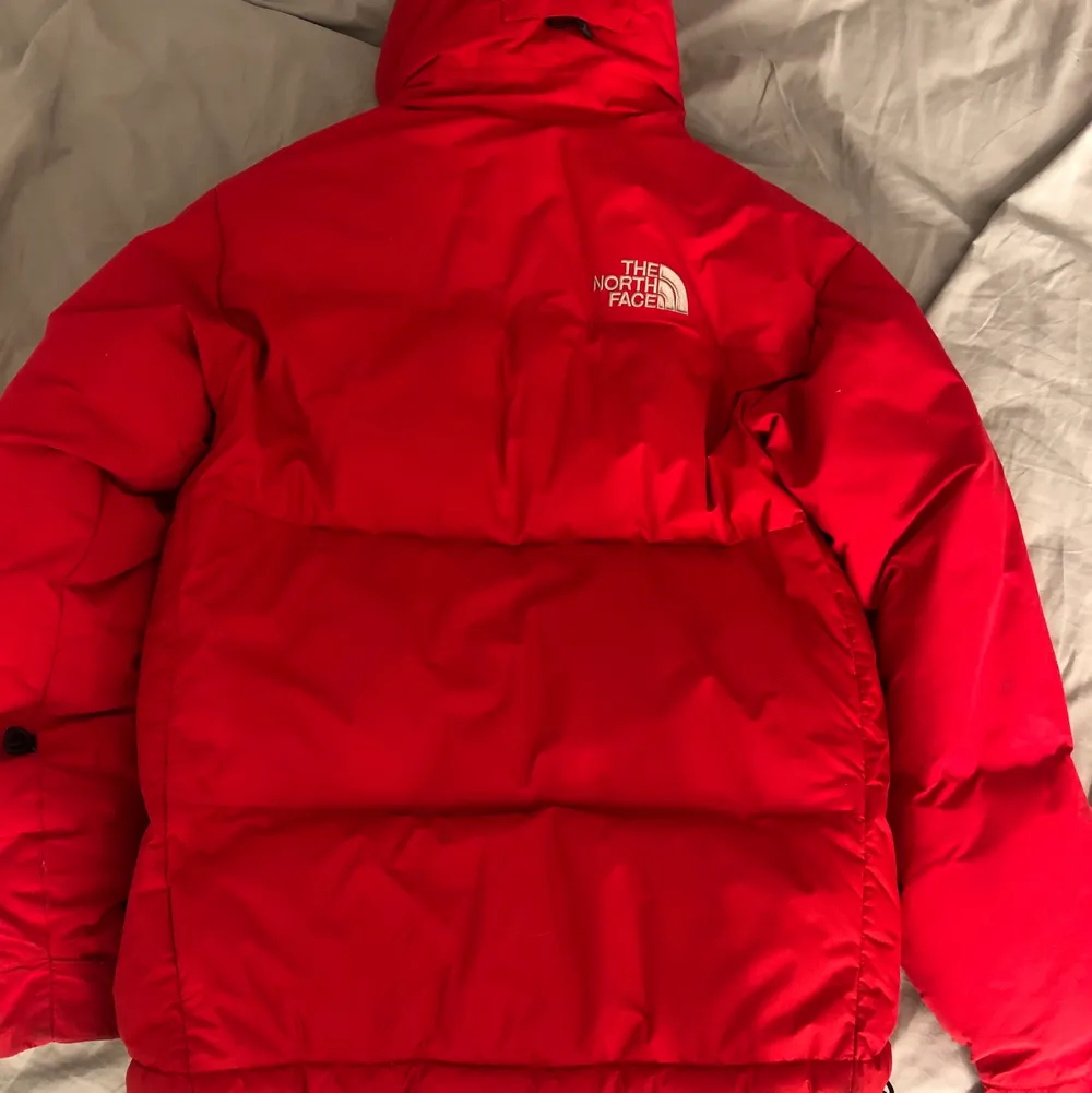 Snyggaste north face dunjackan i storlek M men passar skitsnyggt oversize på mig som oftast har S och är runt 160❤️‍🔥 Den är vintage men ny pris på en likadan jacka är 8000🥶 startpris 2000 + frakt men kan starta en budgivning om många är intresserade🥰 skriv privat om ni har frågor eller vill ha fler bilder!!. Jackor.