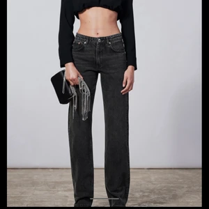 Zara Jeans - Populära Zara mid jeans i storlek 36. Helt oanvända då de var för små på mig! Finns kvar förpackning💕