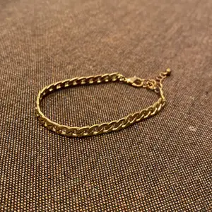Super trendig  armbands kjedjan  från NA-KD i guld det Bianca ingrosso alltid använt !! Slut sålt 