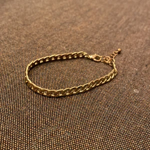 Guldkedja armband  - Super trendig  armbands kjedjan  från NA-KD i guld det Bianca ingrosso alltid använt !! Slut sålt 