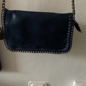 Väska - Stella macourtny liknande väska som är köpt förra året, vet ej affär eller märke. Sparsamt använd och inga defekter, skriv privat för frågor eller liknande. Frakt ingår ej<3