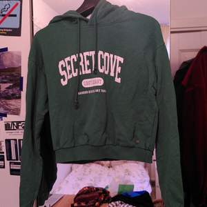 Grön hoodie/ huvtröja i cropped form jättefin till höst och vinter
