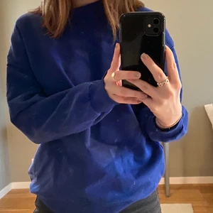 Blå sweatshirt  - Jätte fin blå sweatshirt. Använd endast en gång och därav är den i väldigt fint skick. Hör av er om ni vill ha fler bilder eller har några funderingar🥰