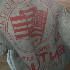 Sweatshirt - En fin sweatshirt som är i storleken S men passar XS 