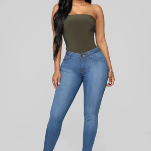 Skinnet jeans mid Rise  - Jätte fina mid Rise jeans med bra hållbarhet samt så får man fina kurvor. Jeans är helt oanvänd 