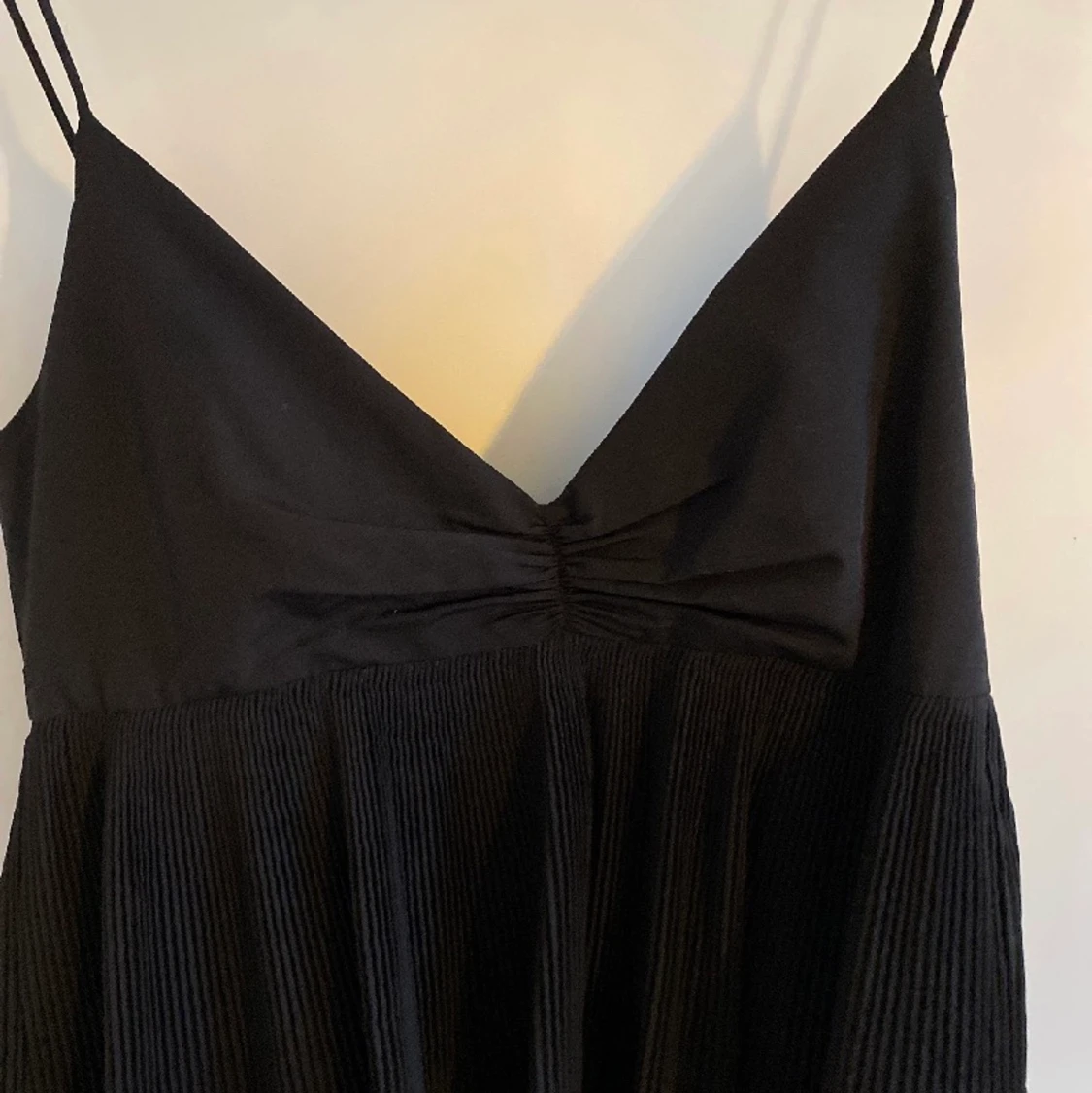 Svart volangklänning från ZARA - 90