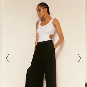 Ny body från nakd - Så snygg body från nakd endast testad! Har ett ”hål” på ena sidan! Storlek xs😍 spårbar frakt 66kr kan även posta med frimärken för billigare❤️