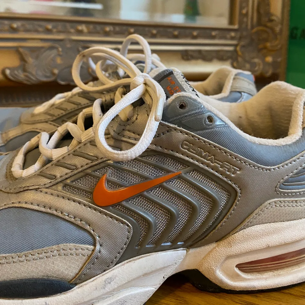 Säljer dessa Nike sneakers i storlek 39. 150kr + frakt. Skor.