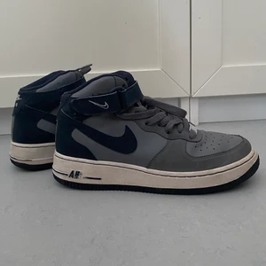 Nike air force 1  - Ett par trendiga air force 1. Passar väldigt bra till både jeans och kjol🤝🤝💓 storlek 38,5 (står att de är 24cm långa)