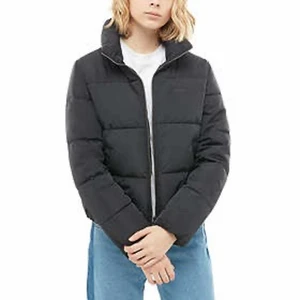 Vans Puffer Jacket - Säljer du denna fina jacka i storlek S. Den sitter jättefint på och är ganska stor och mellan kort. Den har krage och ingen luva. Den är inte ens använd en vinter så den är som ny. Nypris 999kr. Mitt pris 250kr!