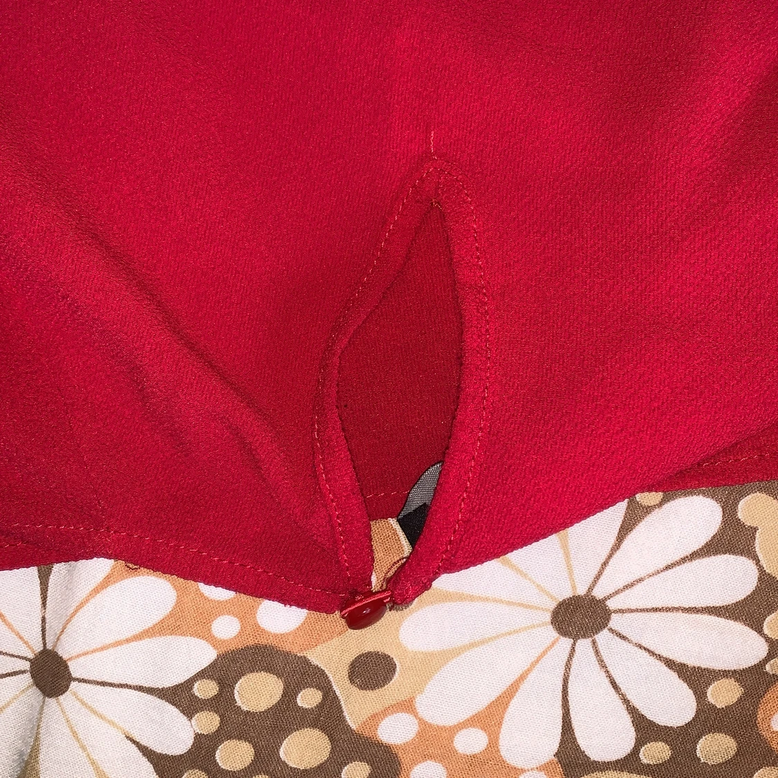 Röd blus med volanger - 90