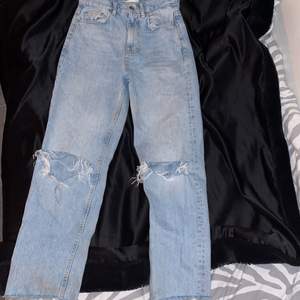 Fina jeans från Gina Tricot som köptes för 599 och säljer för 100kr eftersom de är använda ganska många gånger men ändå är ganska bra skick 💕💕